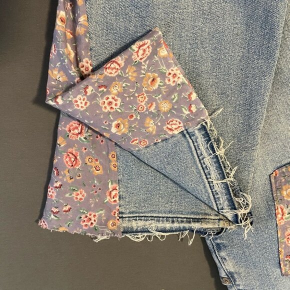 American Eagle Custom Flare Leg Mom Jean Floral Print Distressed Size 4 Denim - Picture 2 of 10